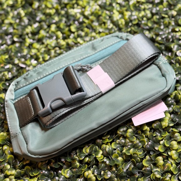 Lululemon Athletica Seafoam Green Bag - Picture 2 of 2